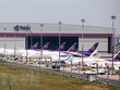 Máy bay của Thai Airways nằm chờ tại sân bay Suvarnabhumi ở Bangkok, Thái Lan, ngày 25/3, sau khi nhiều chuyến bay quốc tế bị dừng do dịch COVID-19. (Nguồn: AFP/TTXVN).