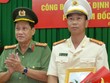 Trung tá Bùi Đức Tài (phải) nhận quyết định bổ nhiệm giữ chức Phó giám đốc Công an Đồng Tháp.