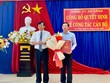 Ông Võ Văn Thương (trái) Trưởng Ban Tổ chức Thành ủy Đà Nẵng trao Quyết định cho ông Đàm Quang Hưng (phải).