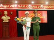 Thứ trưởng Nguyễn Duy Ngọc trao quyết định và chúc mừng Thiếu tướng Trần Minh Lệ.