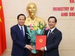Bộ trưởng Đào Ngọc Dung trao quyết định và chúc mừng tân Tổng cục trưởng Trương Anh Dũng.