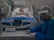 Y tá Brazil theo dõi bệnh nhân Covid-19 trong phòng chăm sóc đặc biệt thuộc một bệnh viện ở thành phố Marica, bang Rio de Janeiro. Ảnh: AFP.