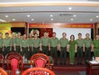 Thứ trưởng Nguyễn Văn Thành và các đại biểu chúc mừng Thiếu tướng Nguyễn Hải Trung.
