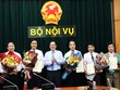 Bộ trưởng Lê Vĩnh Tân trao quyết định và chúc mừng các cán bộ được điều động, bổ nhiệm chức vụ mới.
