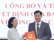 Bà Trương Thị Mai - Trưởng Ban Dân vận Trung ương trao quyết định cho ông Đỗ Văn Phới.
