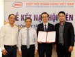 Tổng Thư ký VNBA Nguyễn Toàn Thắng trao quyết định công nhận hội viên chính thức cho FE CREDIT.