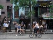 Một quán bar ngoài trời mở cửa trở lại tại New York, Mỹ ngày 7/6/2020. (Ảnh: AFP/TTXVN).