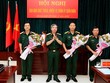Thượng tướng Đỗ Căn trao quyết định và chúc mừng các cán bộ được bổ nhiệm chức vụ mới.
