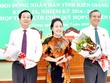 Phó Bí thư Tỉnh ủy, Chủ tịch HĐND tỉnh Kiên Giang Đặng Tuyết Em chúc mừng đồng chí Phạm Vũ Hồng và đồng chí Đỗ Thanh Bình (phía trái).