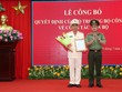 Đại tá Nguyễn Minh Ngọc (Giám đốc Công an tỉnh Sóc Trăng) trao quyết định của Bộ trưởng Bộ Công an cho Thượng tá Huỳnh Hoài Hận.