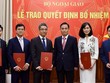 Thứ trưởng Bộ Ngoại giao Lê Hoài Trung trao quyết định và chúc mừng các cán bộ được bổ nhiệm chức vụ mới.
