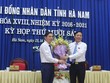 Ông Phạm Sỹ Lợi, Phó Bí thư thường trực Tỉnh ủy, Chủ tịch HĐND tỉnh Hà Nam tặng hoa chúc mừng ông Trần Xuân Dưỡng.
