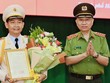 Đại tướng Tô Lâm thừa uỷ quyền của Chủ tịch nước trao quyết định và tặng hoa chúc mừng Thiếu tướng Đinh Thanh Nhàn.