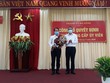 Ông Trương Quang Nghĩa (phải) trao quyết định bổ nhiệm ông Nguyễn Đình Vĩnh.