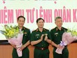 Trung tướng Nguyễn Tân Cương chúc mừng Trung tướng Vũ Hải Sản và Thiếu tướng Nguyễn Quang Ngọc.