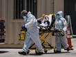 Nhân viên y tế di chuyển bệnh nhân Covid-19 tại Miami, Mỹ ngày 30/7. Ảnh: AFP.
