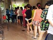 Cư dân chung cư Thới An, nơi ở của "bệnh nhận 567", xếp hàng chờ đến lượt lấy mẫu xét nghiệm sáng 1/8.