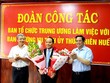 Trưởng ban Tổ chức Trung ương Phạm Minh Chính (bìa phải) và Bí thư Tỉnh ủy Thừa Thiên Huế Lê Trường Lưu (bìa trái) tặng hoa chúc mừng ông Nguyễn Quốc Đoàn.