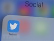 Biểu tượng Twitter trên màn hình điện thoại di động. (Nguồn: AFP/TTXVN).