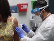 Một phụ nữ được tiêm thử nghiệm vaccine Covid-19 tại trung tâm nghiên cứu ở bang Florida, Mỹ hôm 7/8. Ảnh: AFP.