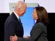 Joe Biden và Kamala Harris bắt tay trước một cuộc tranh luận giành vị trí ứng viên đại diện đảng Dân chủ tranh cử tổng thống ở Detroit, Michigan, hồi cuối tháng 7 năm ngoái. Ảnh: Reuters.
