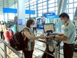Hành khách khai báo y tế tại Cảng hàng không quốc tế Cát Bi, thành phố Hải Phòng. (Ảnh: An Đăng/TTXVN)