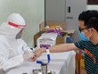 Y bác sĩ lấy mẫu xét nghiệm cho người dân từ vùng dịch trở về TP Hà Nội.