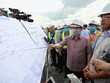 Bộ trưởng Giao thông Vận tải Nguyễn Văn Thể chỉ vào bản đồ sân bay và vị trí thi công tại dự án cải tạo đường băng 25R/07L Tân Sơn Nhất, chiều 29/8. 