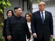 Tổng thống Mỹ Donald Trump và nhà lãnh đạo Triều Tiên Kim Jong-un trong khuôn viên khách sạn Metropole dịp hội nghị thượng đỉnh lần hai tại Hà Nội hồi cuối tháng 2/2019. (Ảnh: Reuters).