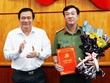 Bí thư Tỉnh ủy, Chủ tịch HĐND tỉnh Long An Phạm Văn Rạnh trao quyết định và chúc mừng Đại tá Lâm Minh Hồng.