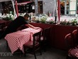 Nhân viên sửa soạn lại bàn ghế tại một nhà hàng ở New York, Mỹ. (Ảnh: AFP/TTXVN).