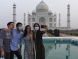 Du khách thăm đền Taj Mahal trong ngày đầu mở cửa trở lại hôm 21/9. Ảnh: AFP.