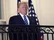 Tổng thống Trump đứng trên ban công Truman ở Nhà Trắng hôm 5/10, sau khi rời Trung tâm Quân y Walter Reed. Ảnh: AP.