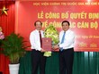 GS.TS Nguyễn Xuân Thắng trao quyết định giao Quyền Giám đốc Học viện Báo chí và Tuyên truyền cho PGS.TS Lưu Văn An.