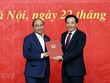 Thủ tướng Nguyễn Xuân Phúc trao Quyết định bổ nhiệm ông Trần Văn Sơn, Uỷ viên Trung ương Đảng, Trưởng đoàn đại biểu Quốc hội tỉnh Điện Biên khóa XIV giữ chức Phó Chủ nhiệm Văn phòng Chính phủ. (Ảnh: Thống Nhất/TTXVN).