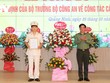 Thượng tá Trần Xuân Ánh, Phó Cục Trưởng Cục Tổ chức cán bộ - Bộ Công an trao quyết định điều động và bổ nhiệm có thời hạn Trung tá Mai Thế Quang giữ chức vụ Phó Giám đốc Công an tỉnh Quảng Ninh.