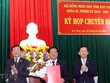 Ông Lê Ngọc Tuấn (giữa), Phó Bí thư Tỉnh ủy, Phó Chủ tịch Thường trực UBND tỉnh được bầu giữ chức Chủ tịch UBND tỉnh Kon Tum. (Ảnh: Cao Nguyên/TTXVN).