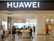 Một cửa hàng của Huawei tại trung tâm thương mại ở Thượng Hải, Trung Quốc. (Nguồn: AFP/TTXVN).