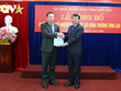 Ông Hoàng Chí Hiền, tân Giám đốc Sở Công thương tỉnh Lào Cai (trái) nhận quyết định bổ nhiệm (Ảnh: Linh Vũ).