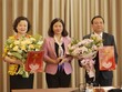 Phó Bí thư Thường trực Thành ủy Nguyễn Thị Tuyến trao Quyết định và tặng hoa chúc mừng đồng chí Trịnh Huy Thành (phải) và đồng chí Đinh Thị Lan Duyên (trái).