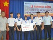 Ông Hoàng Kim Thuỷ, Trưởng Văn phòng đại diện Báo Đầu tư tại miền Trung – Tây Nguyên trao học bổng "Vì trẻ em Việt Nam" cho các em học sinh trên địa bàn tỉnh Ninh Thuận.