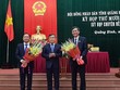 Bí thư Tỉnh ủy Quảng Bình Vũ Đại Thắng (giữa) tặng hoa chúc mừng tân Chủ tịch UBND tỉnh (phải) và tân Chủ tịch HĐND tỉnh Quảng Bình (trái).