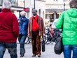 Người dân đeo khẩu trang phòng lây nhiễm COVID-19 tại Munich. (Ảnh: THX/TTXVN).