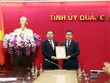 Ông Nguyễn Xuân Ký trao quyết định bổ nhiệm cho ông Nguyễn Chí Thành (bên phải).