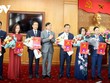 Tặng hoa chúc mừng các cán bộ chủ chốt được điều động, bổ nhiệm.