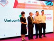 Ông Phạm Anh Tuấn – Thành viên Hội đồng quản trị (thứ 2 từ phải sang) cùng đại diện Vietcombank nhận giải thưởng “Ngân hàng chuyển đổi số tiêu biểu năm 2020”.