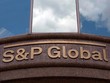 Logo S&P Global bên ngoài một tòa nhà ở Washington, Mỹ. (Ảnh: AFP).
