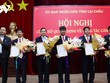 Chủ tịch UBND tỉnh Lai Châu Trần Tiến Dũng trao quyết định và tặng hoa chúc mừng.