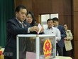 Các đại biểu bỏ phiếu bầu bổ sung Phó Chủ tịch HĐND tỉnh. (Ảnh: Xuân Tư/TTXVN).
