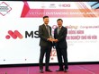 Ông Nguyễn Thế Minh – Phó tổng giám đốc MSB, Tổng giám đốc Ngân hàng Doanh nghiệp nhận giải thưởng từ Ban tổ chức.